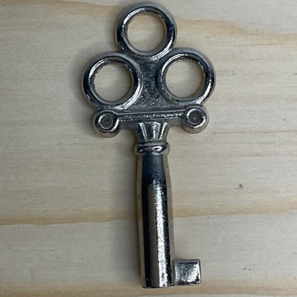 Vintage Style Pendant Skeleton Key - Picture 1 of 3